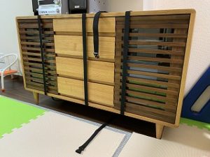 幼児のいたずら防止・安全対策グッズのなるほど使用法!ドアロックをスーツケースベルトで代用すれば、使用後も家具がキレイなまま!
