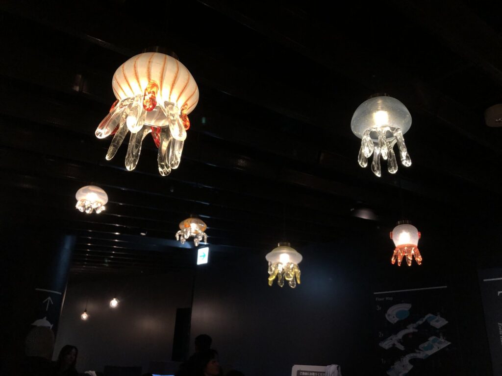 クラゲをモチーフにしたガラスの照明