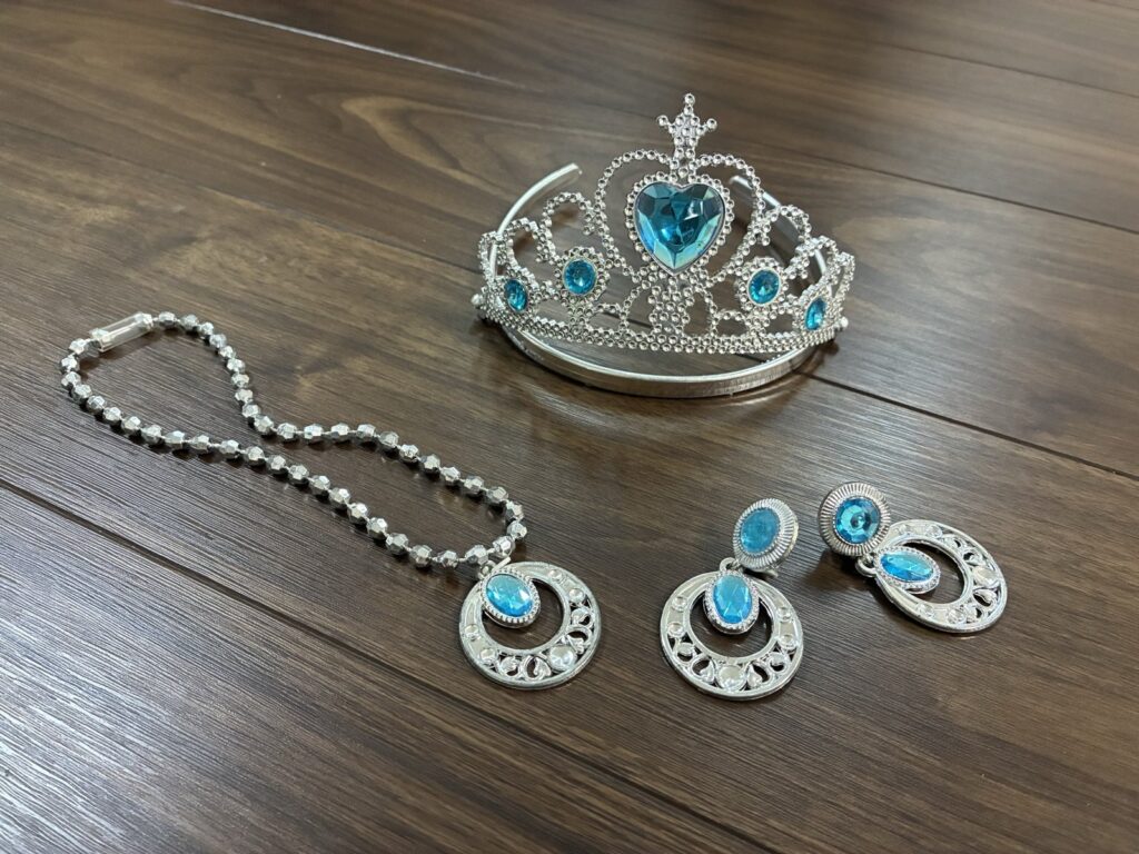 ドレスに合わせるティアラ・ネックレス・イヤリング