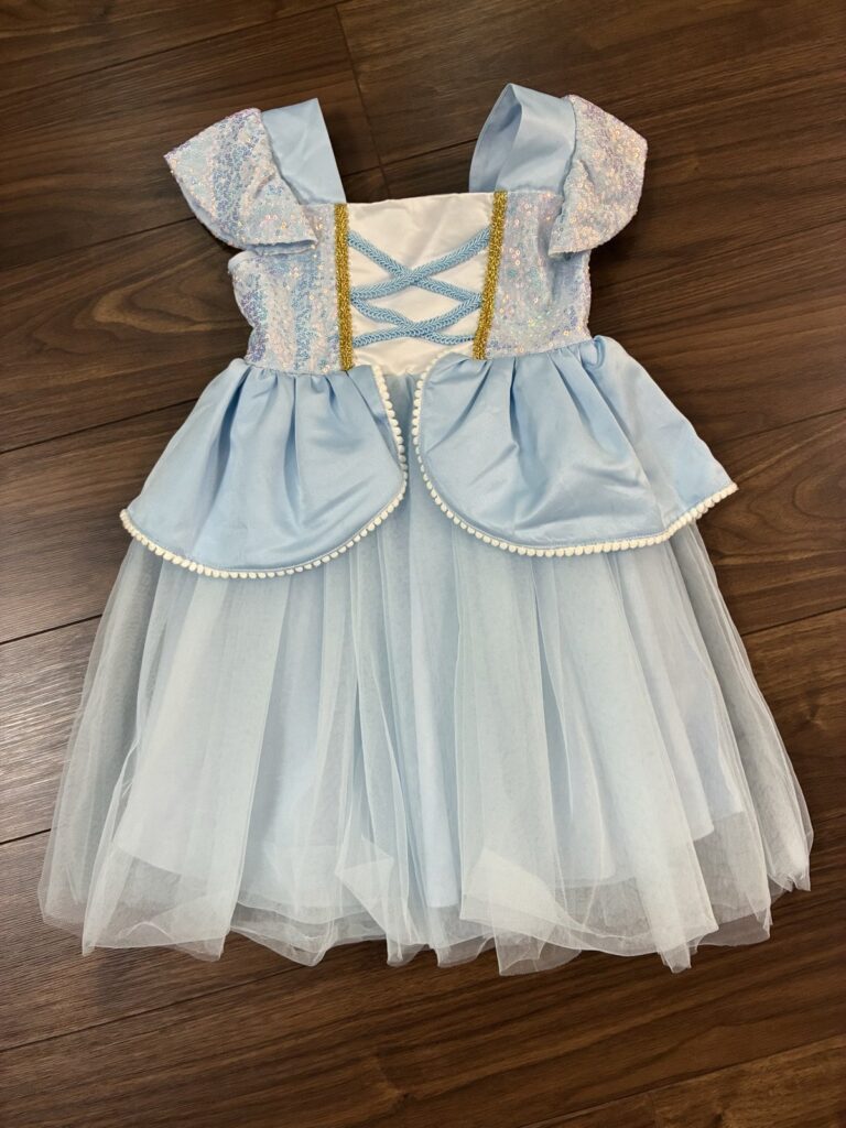 娘が去年も着て今年も着る、SHEINで買った水色のシンデレラ風ドレス